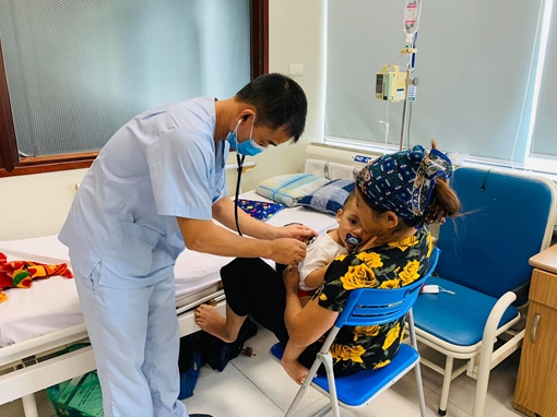 Bé trai 15 tháng tuổi uống nhầm dầu hỏa đựng trong chai Coca 