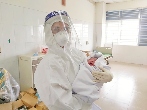 Sản phụ mắc COVID-19 sinh bé trai nặng 3,8kg 