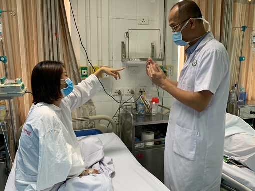 Nữ nhân viên ngân hàng mù mắt sau tiêm nâng mũi ở spa