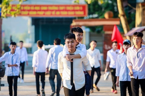 Đại học Y dược Thái Bình miễn học phí cho cậu học trò 10 năm cõng bạn đến trường