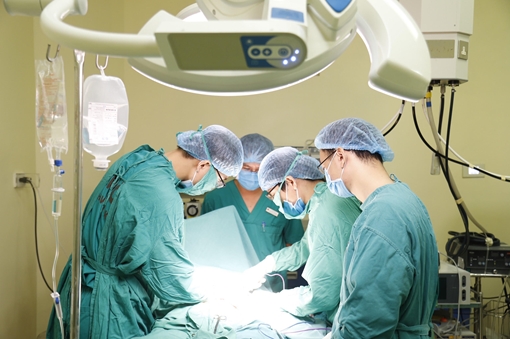 Phẫu thuật cho cô gái hơn 10 năm đeo u vú khổng lồ 10kg 