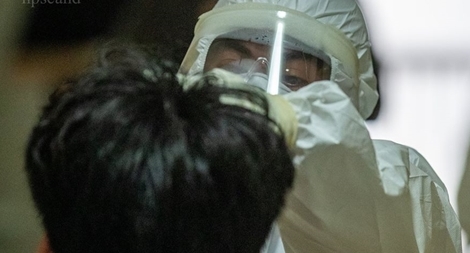 Thêm 2 chuyên gia và 3 công dân Việt nhiễm COVID-19