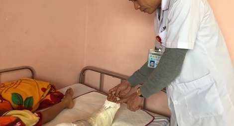 Bé trai bị máy xúc cán dập nát cẳng chân