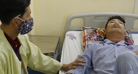 Người đàn ông ung thư thanh quản được ghép nối ruột tái tạo đường ăn