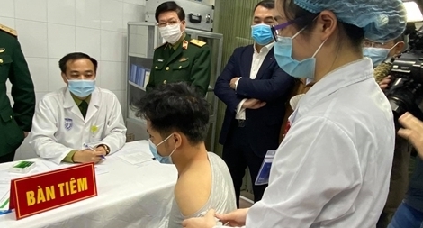 Ba người tình nguyện tiêm vaccine phòng COVID-19 hoàn toàn bình thường