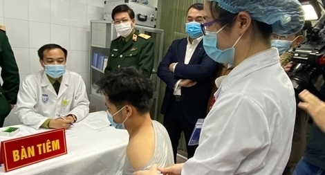 Tiếp tục tiêm thử nghiệm vaccine COVID-19 cho 17 tình nguyện viên