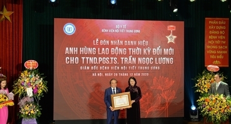 Phó Chủ tịch nước trao danh hiệu Anh hùng Lao động cho Giám đốc BV Nội tiết Trung ương