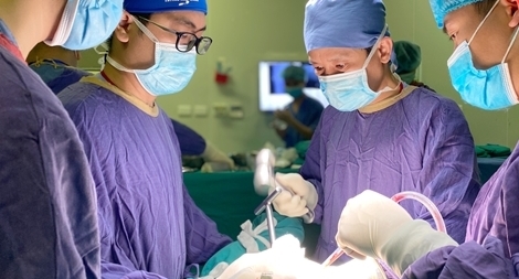 Thay khớp háng nhân tạo trong 10 phút cứu sống cụ bà 102 tuổi