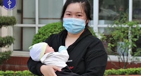 Bé sơ sinh 24 ngày tuổi khỏi bệnh COVID-19