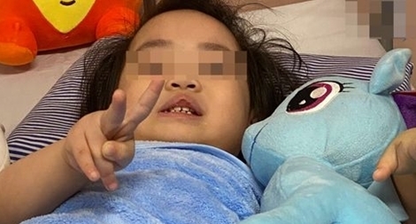 Bé gái rơi từ tầng 12 chung cư sắp xuất viện