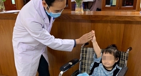 Bé gái rơi từ tầng 12 chung cư cười tươi trong ngày ra viện