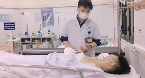  Máy dập công nghiệp bị lỗi, nam công nhân mất 4 ngón tay