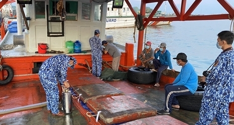 Bắt quả tang tàu chở 60.000 lít dầu DO không rõ nguồn gốc 