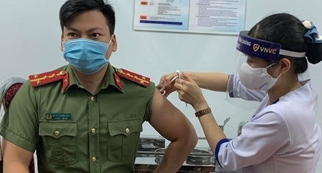 Khẩn trương lập danh sách 10 nhóm đối tượng ưu tiên tiêm miễn phí vaccine COVID-19