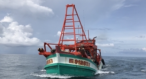 Tàu cá chở 70 nghìn lít dầu DO thu mua trôi nổi trên biển