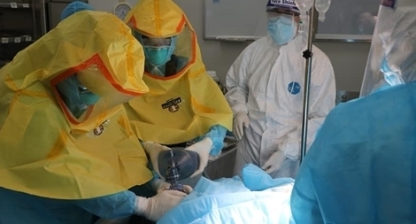 Mổ cấp cứu bắt con cho sản phụ nhiễm COVID-19 bị suy hô hấp