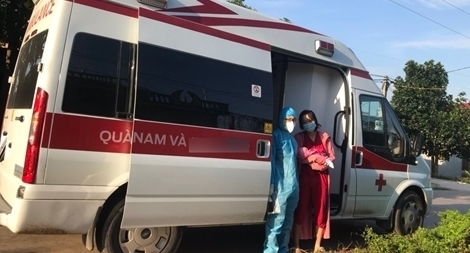 Sản phụ 20 tuổi mắc COVID-19 và con gái xuất viện