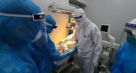 Sản phụ mắc COVID-19 thở máy sinh con thành công