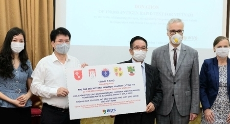 Bộ Y tế tiếp nhận 190.000 kit xét nghiệm COVID-19 của CHLB Đức