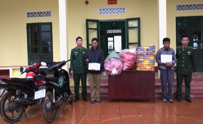 Hai đối tượng vận chuyển thuê 113kg pháo qua biên giới bị bắt