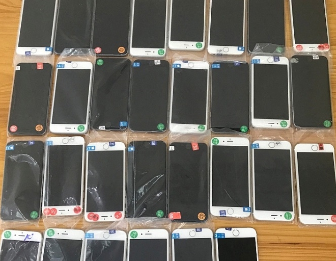 Người đàn ông nhập cảnh với 58 chiếc đồng hồ cuốn quanh bụng