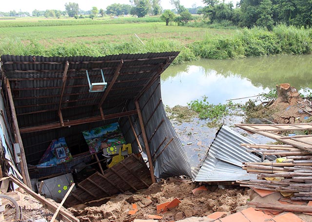 An Giang tiếp tục sạt lở, 6 căn nhà bị sụp xuống kênh