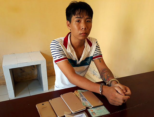 Tên cướp “ngậm trái đắng” vì giật nhầm điện thoại mô hình