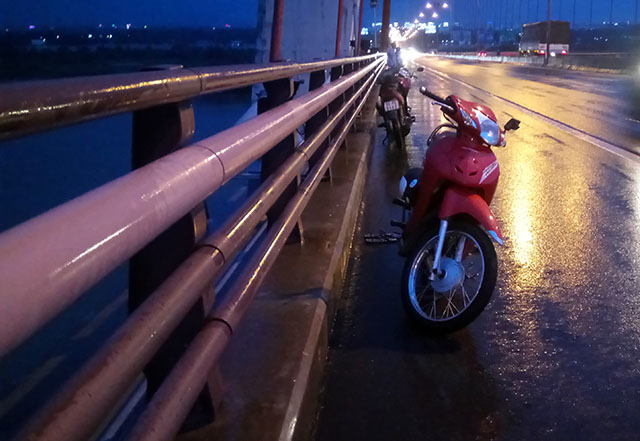 Nghi vấn một phụ nữ nhảy cầu Cần Thơ tự tử trong cơn mưa