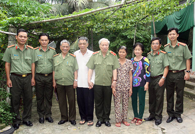 Thăm, tặng quà mẹ Việt Nam anh hùng, gia đình chính sách tỉnh Bến Tre