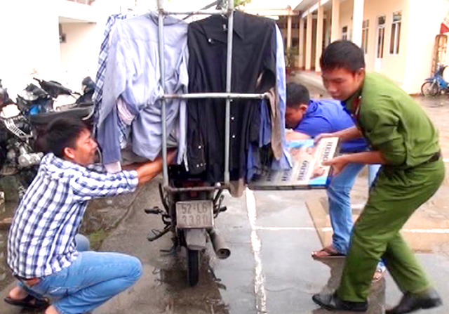 Giả làm người bán quần áo cũ để vận chuyển hàng lậu