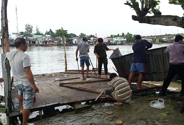 Vết nứt 60m cạnh sông khiến 11 hộ dân phải di dời