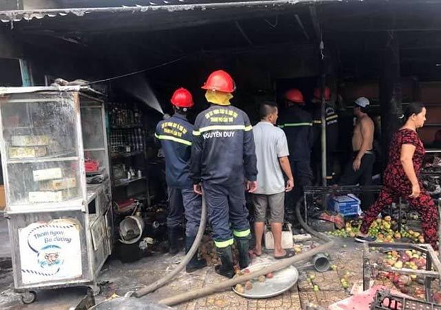 Cháy sạp trái cây gần chợ, hàng trăm tiểu thương hoảng hốt