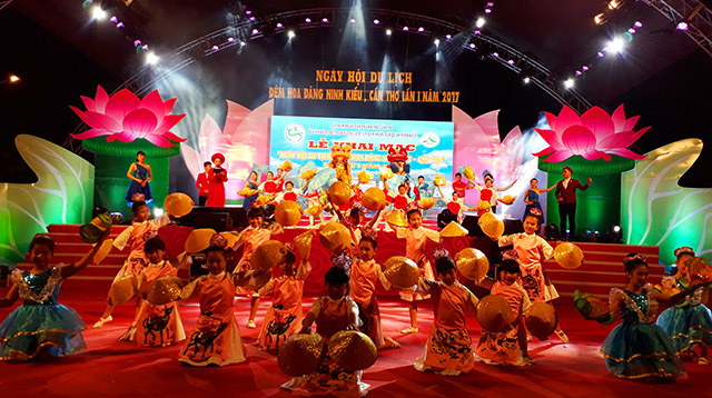 Hàng ngàn du khách tham dự “Đêm hoa đăng Ninh Kiều”