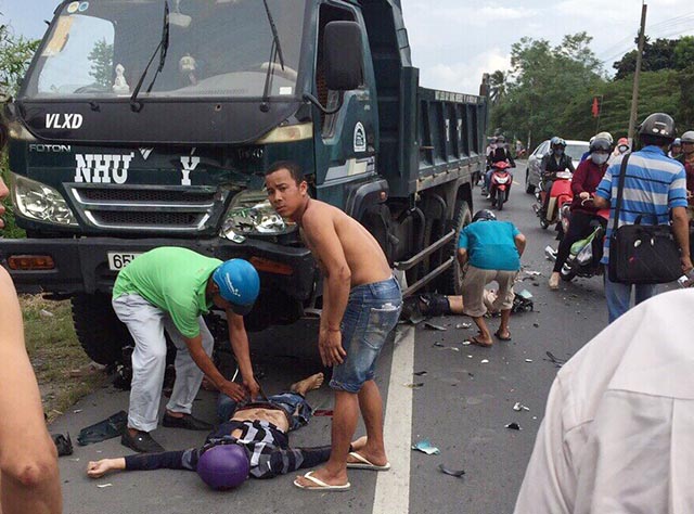 Lấn làn tông trực diện, nam thanh niên tử vong dưới gầm xe tải