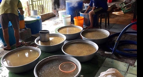 Phát hiện một cơ sở sản xuất thức ăn chay có sử dụng hàn the