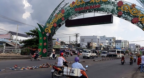 Xe chở công nhân nổ lốp, mất lái đụng “bay” hàng rào chắn