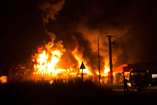 Cháy lớn trong đêm, thiêu rụi một xưởng sản xuất nệm