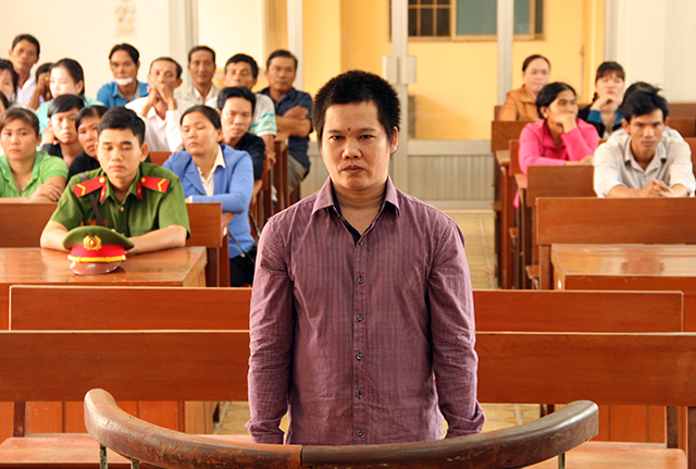 Đi đòi nợ hụi cho mẹ, đâm 2 người thương vong