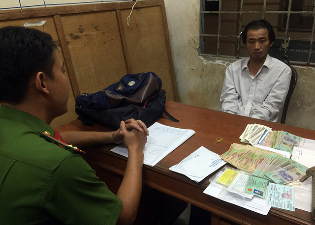 Tin nhầm người yêu qua mạng, cô gái bị lừa đảo giữa chợ