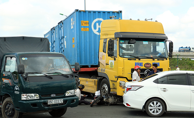 Người đàn ông may mắn thoát chết trước bánh xe container