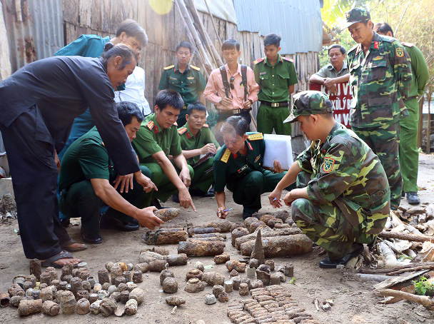 Hoảng hốt khi phát hiện nhiều vũ khí chiến tranhsau vườn nhà