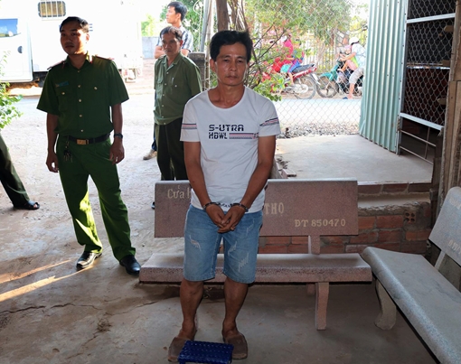 Người phụ nữ đang ngủ cùng con bị tên cướp khống chế hiếp dâm