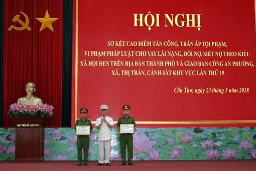 Tặng Bằng khen cho CSKV nhiều lần cứu sống người nhảy cầu tự sát