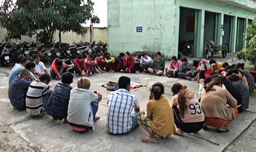 30 quý bà cùng 10 quý ông ăn thua tiền triệu trên chiếu bạc