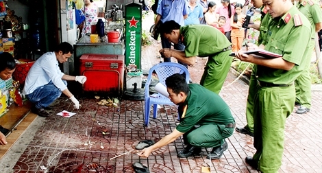 Đi ăn cùng bạn gái, dùng vỏ chai bia đâm chết người