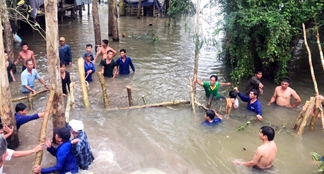 Khắc phục sự cố xì miệng cống, bảo vệ an toàn 150ha lúa tại “rốn” lũ