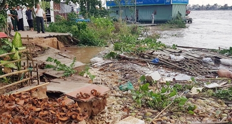 Khẩn trương di dời 11 hộ dân ra khỏi khu vực sạt lở nguy hiểm