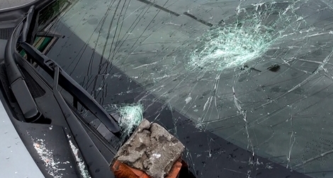 Chồng cũ đập nát kính xe hơi của chồng mới