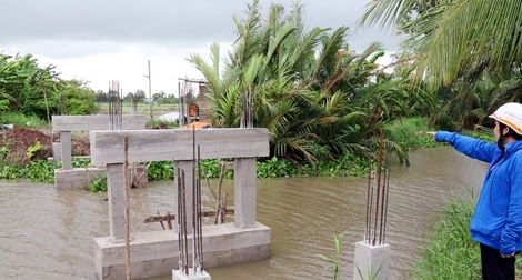 Xã nghèo xây cầu hàng trăm triệu đồng chỉ để bắc qua… bờ đê trồng chuối