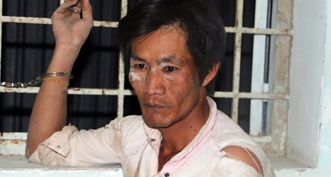 Ngáo đá, một thanh niên dùng dao đe doạ chém người và đốt nhà